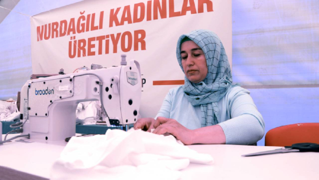 Depremzede kadınlar aynı kaderi yaşadıkları insanların ihtiyaçları için mesai yapıyor